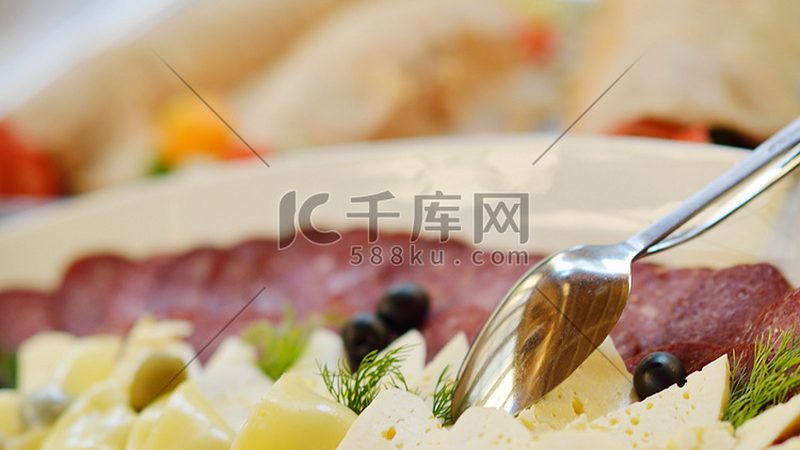 裱花甜品对奶油的要求较高，主要表现在以下几个方面：